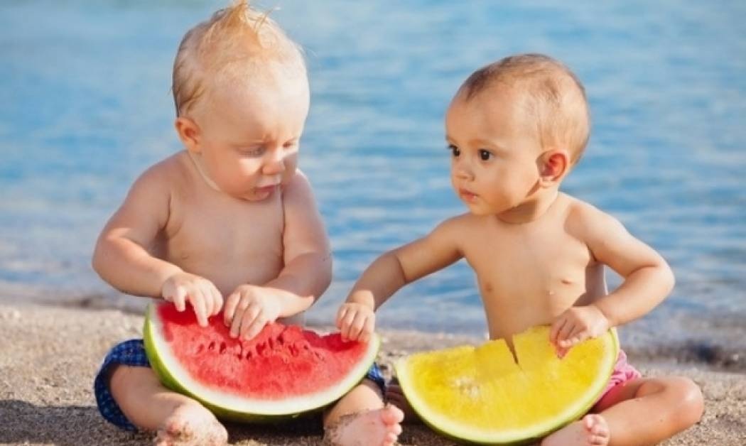 Πώς θα φροντίσετε ότι το παιδί σας είναι επαρκώς ενυδατωμένο το καλοκαίρι