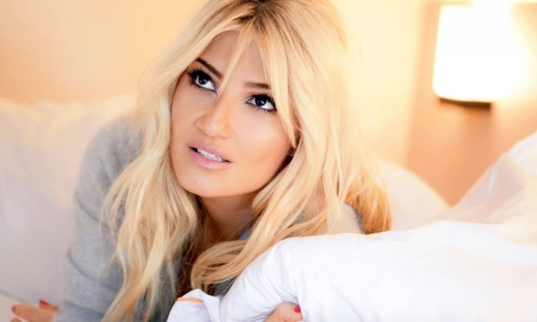 Φαίη Σκορδά: Δείτε τι κάνει με τους γιους της στις διακοπές τους