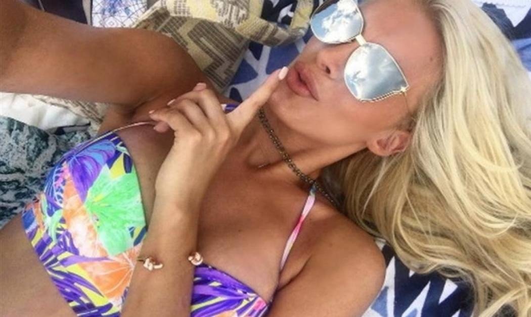 H Καινούργιου και το χρωματιστό μπικίνι της τρέλαναν το Instagram