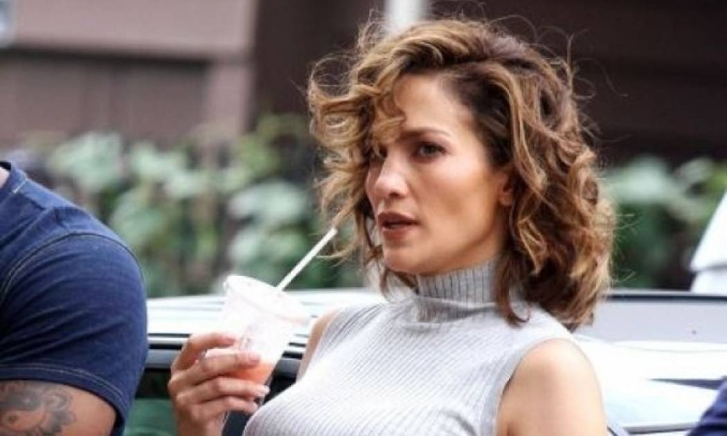 Είναι όλο αυτό αληθινό; Δες την Jennifer Lopez με crop top και λευκό στενό παντελόνι