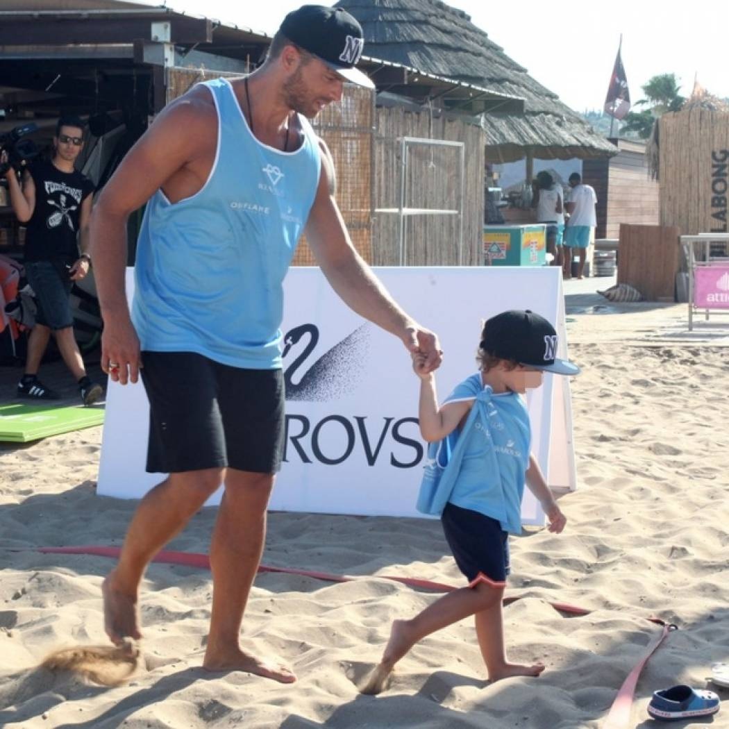 Μανίκας και γιος στην παραλία