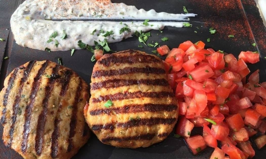 Η αγαπημένη συνταγή της Δούκισσας Νομικού για αφράτα μπιφτέκια κοτόπουλο