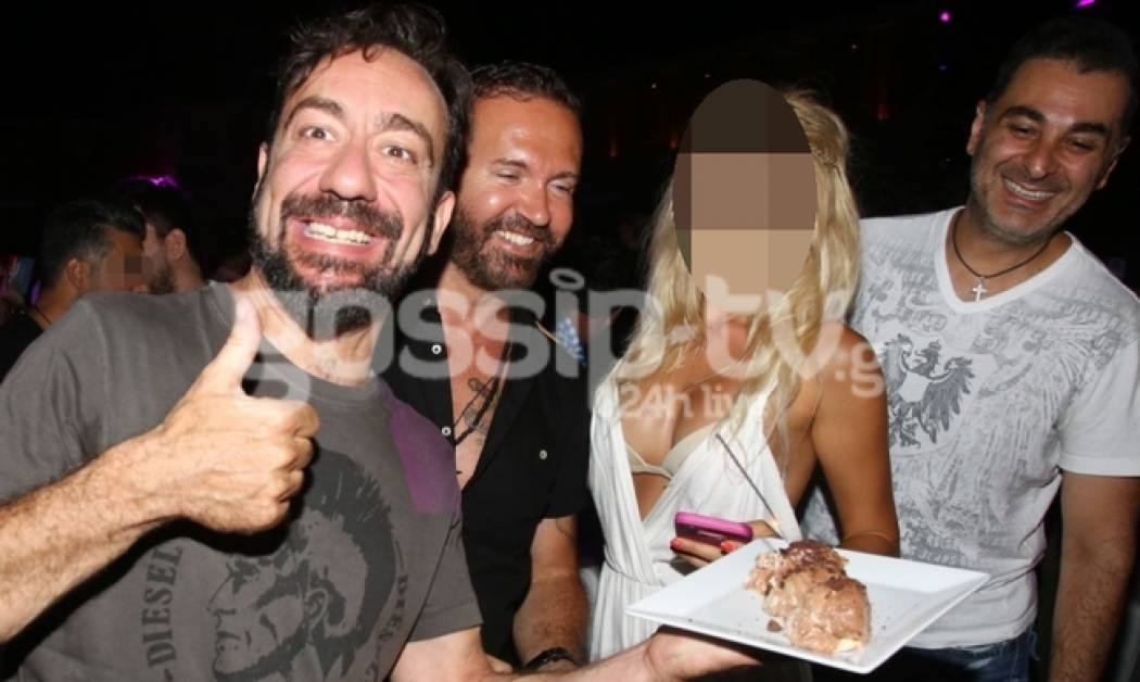 Μας πέταξε τα μάτια έξω με το αβυσσαλέο ντεκολτέ της η…