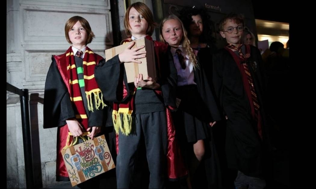 «O Xάρι Πότερ τελείωσε». Η Τζ. Κ. Ρόουλινγκ αποχαιρετά τον μικρό μάγο στη θεατρική του πρεμιέρα