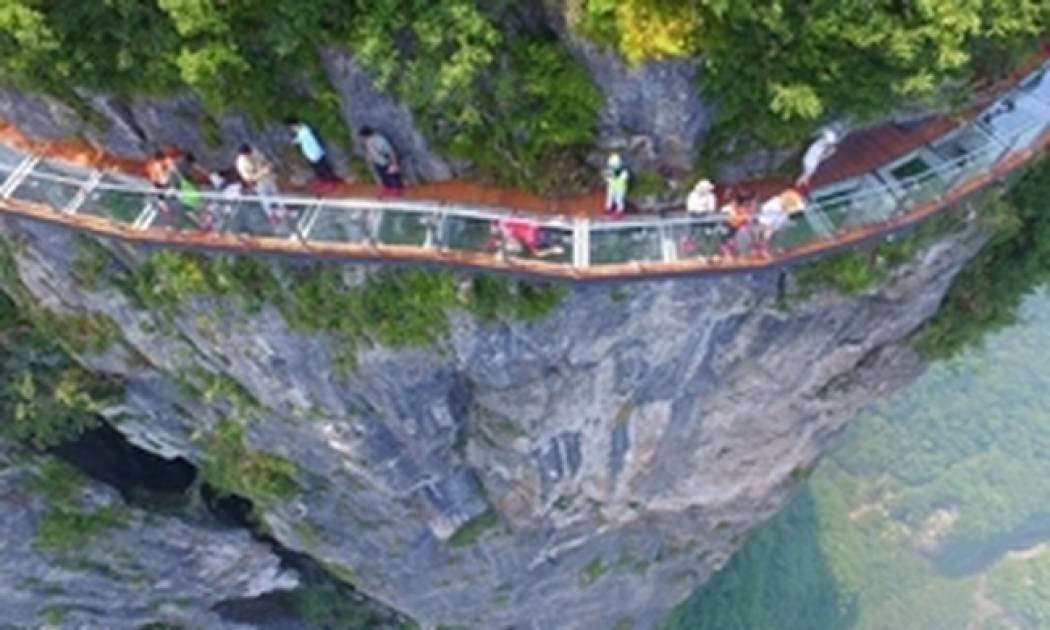 Ένα γυάλινο μονοπάτι με θέα την άβυσσο