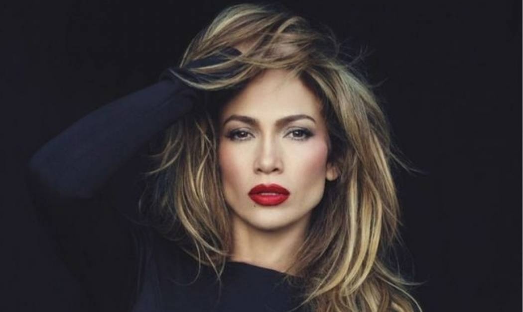 Πιο «χύμα» από ποτέ: Η νέα εμφάνιση της Jennifer Lopez σίγουρα θα σας αιφνιδιάσει