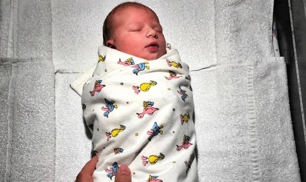 Μόλις έγιναν γονείς - Η πρώτη φωτογραφία του νεογέννητου μέσα από το μαιευτήριο