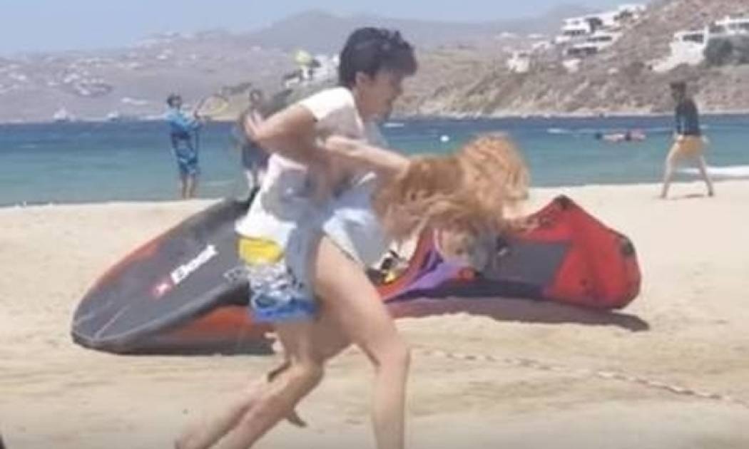 Την κακοποίησε ή όχι; Το διαδίκτυο διχάζεται για τον τσακωμό της Λόχαν στη Μύκονο