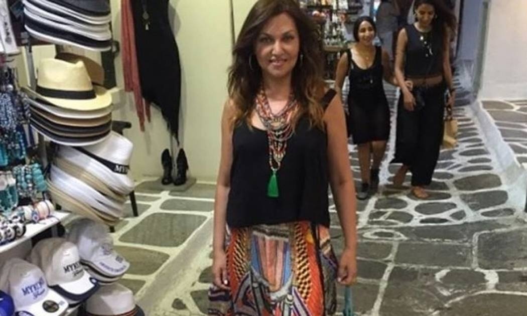 Η Καίτη Γαρμπή στα σοκάκια της Μυκόνου