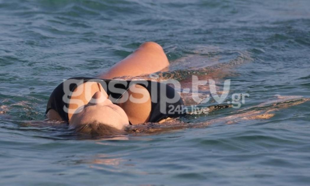 Τρέλανε κόσμο στην Μύκονο με την sexy εμφάνισή της