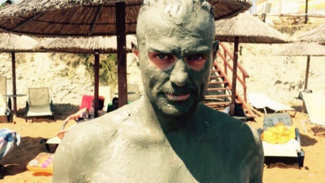 Βούτηξε στον άργιλο- Τον αναγνωρίζετε;