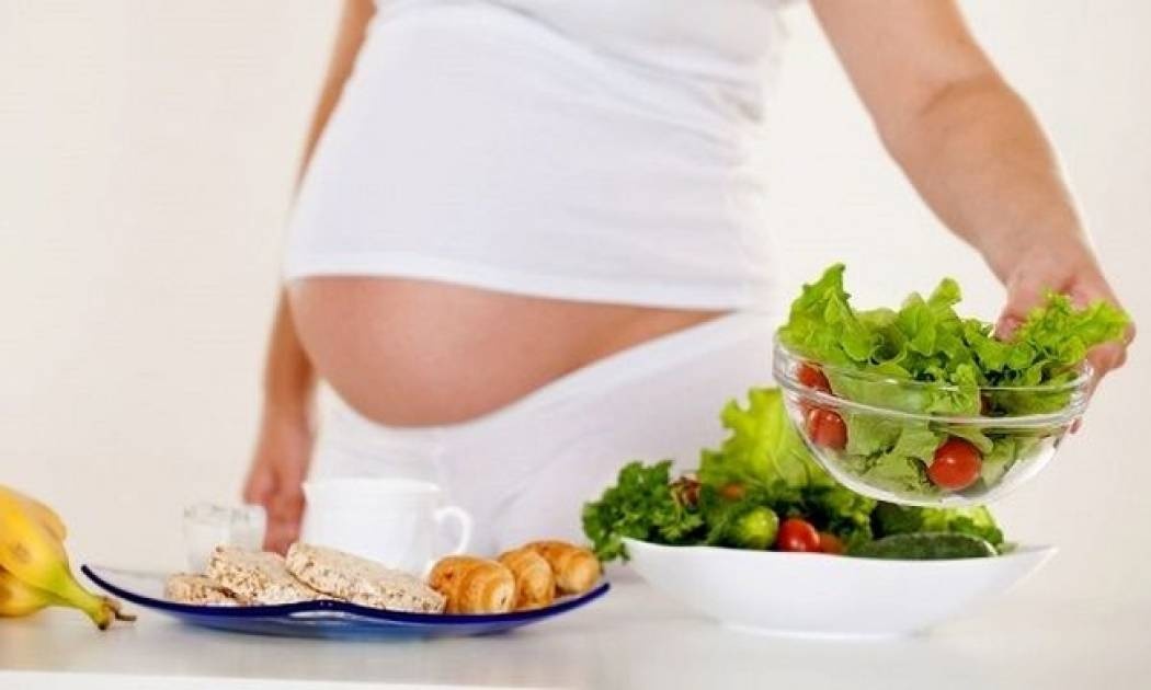 Διατροφή στην εγκυμοσύνη: Ποιες είναι οι απαραίτητες τροφές