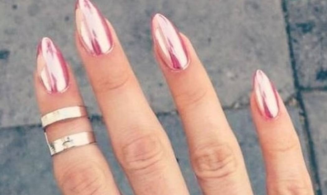 Holographic nails: Δες πώς μπορείς να τα πετύχεις μόνη σου!
