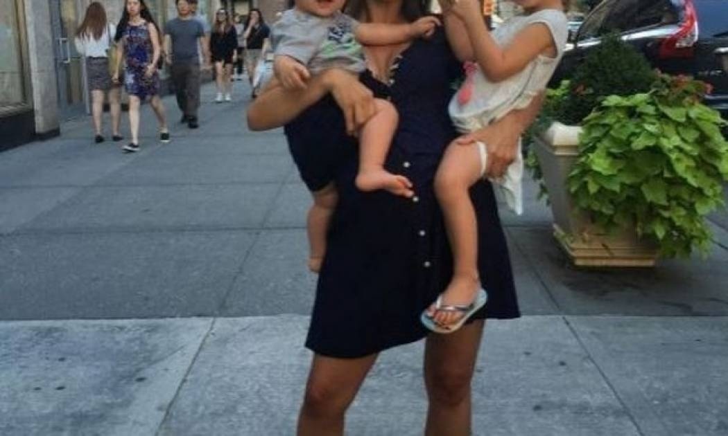 Διάσημη εγκυμονούσα μαμά, κρατά στην αγκαλιά τα δυο παιδιά της