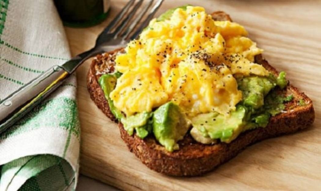 Σνακ με ομελέτα και αβοκάντο!
