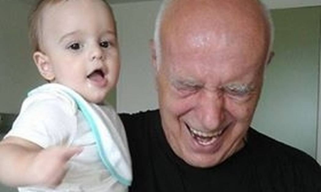 Ο Κυρίτσης ποζάρει με τον κούκλο εγγονό του!