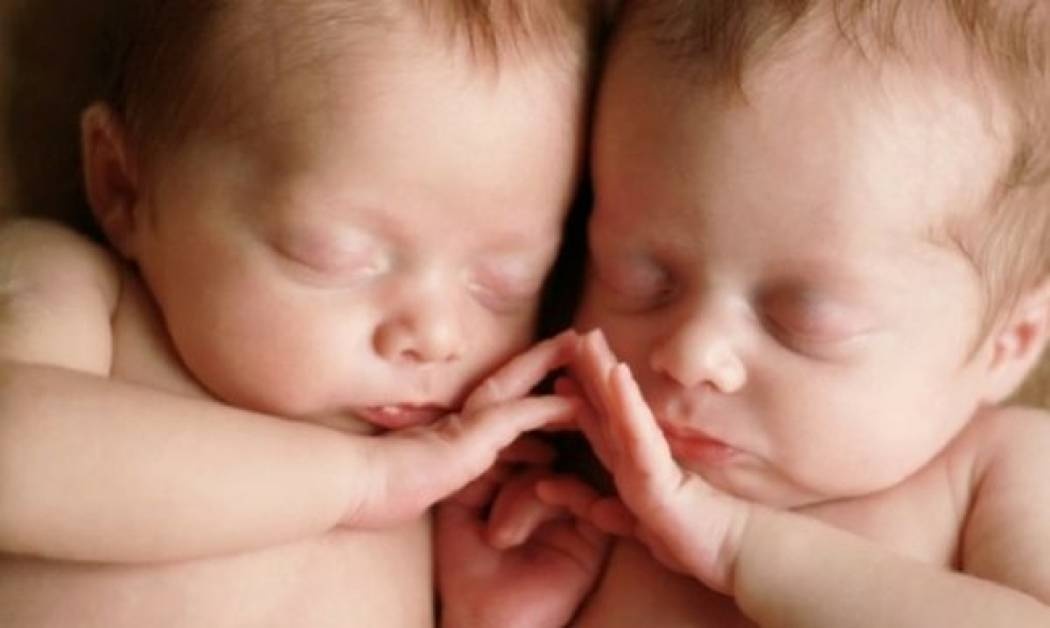 Eλαχιστοποιείται ο κίνδυνος θανάτου όταν τα δίδυμα γεννιούνται την 37η εβδομάδα της κύησης