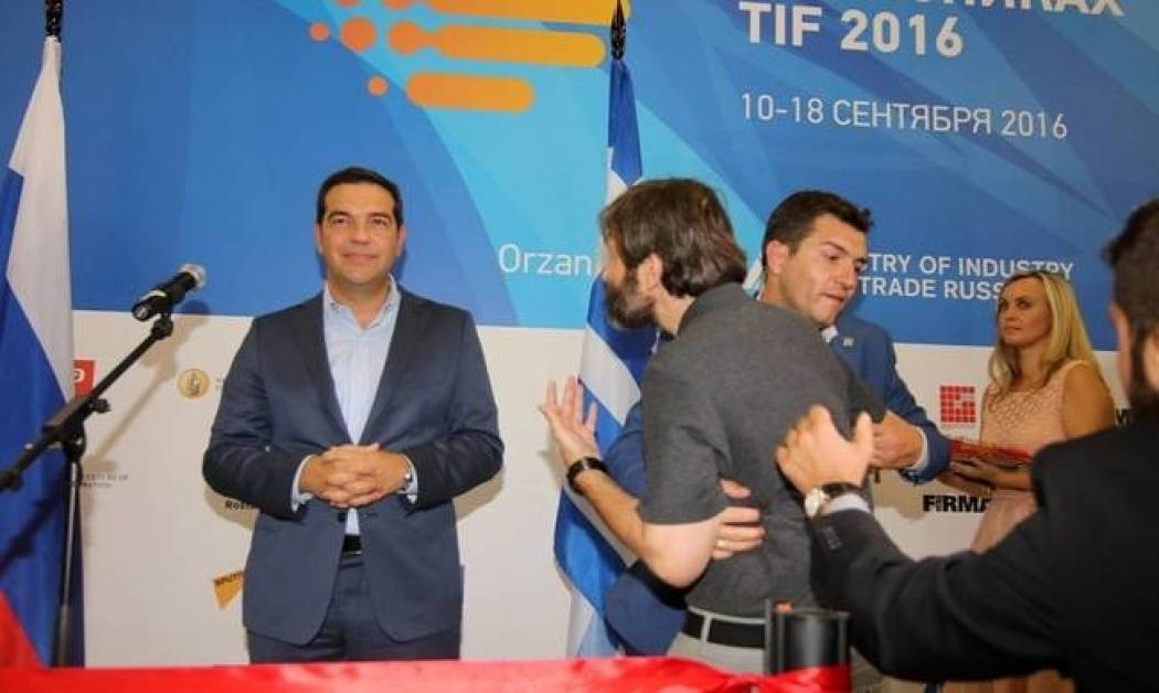 Επεισόδια στη ΔΕΘ 2016: Επίθεση σε Τσίπρα - «Γιατί δεν συνεργάζεσαι με τον Σαμαρά;» (vid)