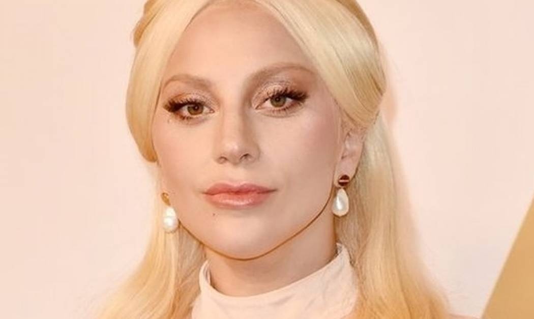 Μάλλον το παράκανε! Η Lady Gaga γδύθηκε και κυκλοφορεί κάπως έτσι