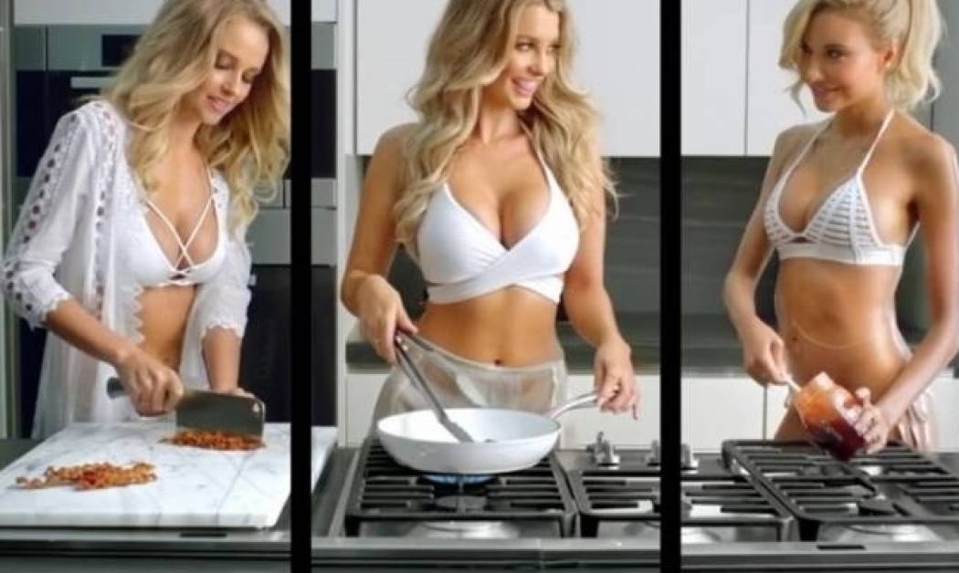 ΚΟΛΑΣΜΕΝΗ διαφήμιση! Φτιάχνουν μπέργκερ με καυτά εσώρουχα στην κουζίνα! (photos+video)