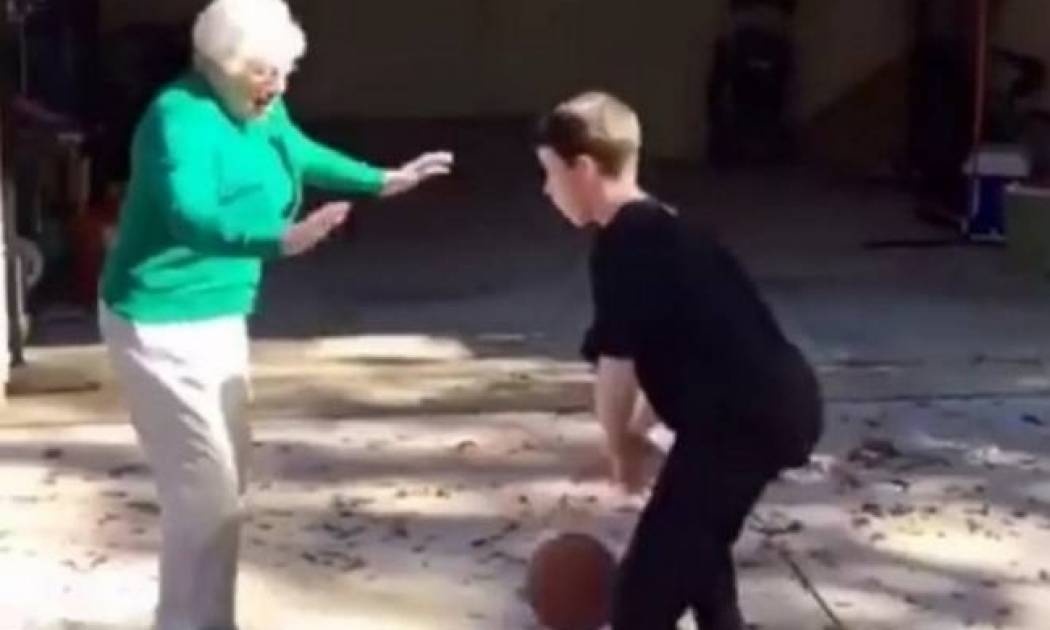 Τρελό γέλιο! Γιαγιά παίζει… άμυνα και.. ξαπλώνει στο έδαφος! (video)