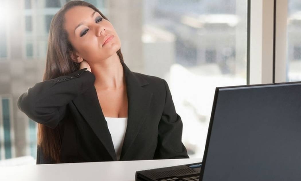 «Κόμπος» στον αυχένα: Πώς θα τον λύσετε σε 1 λεπτό!