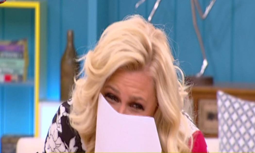 Γέλια μέχρι δακρύων για την Κατερίνα Καραβάτου – Τι συνέβη στο πλατό της εκπομπής;