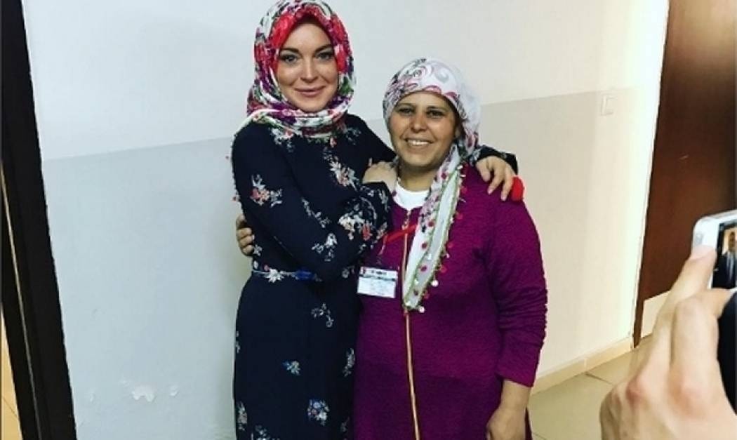 H Lohan στο πλευρό των προσφύγων