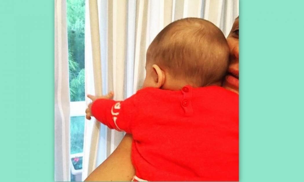 Λιώσαμε! Ποζάρει αγκαλιά με τον μπόμπιρά της και «ρίχνει» το facebook