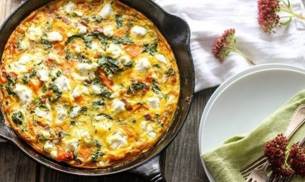 Αφράτη ομελέτα με ανθότυρο και κολοκυθάκια