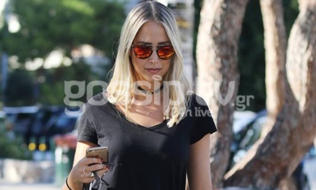 Με total black look η Ευαγγελινού