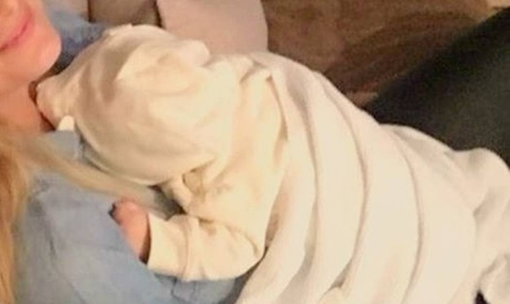 Ελληνίδα παρουσιάστρια ποζάρει αγκαλιά με την κορούλα της