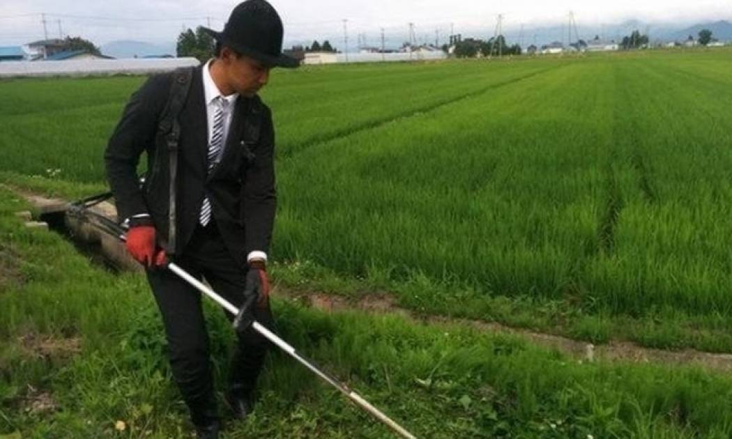 Γιατί αυτός ο αγρότης πάει στο χωράφι με το κοστούμι; (pics & vid)