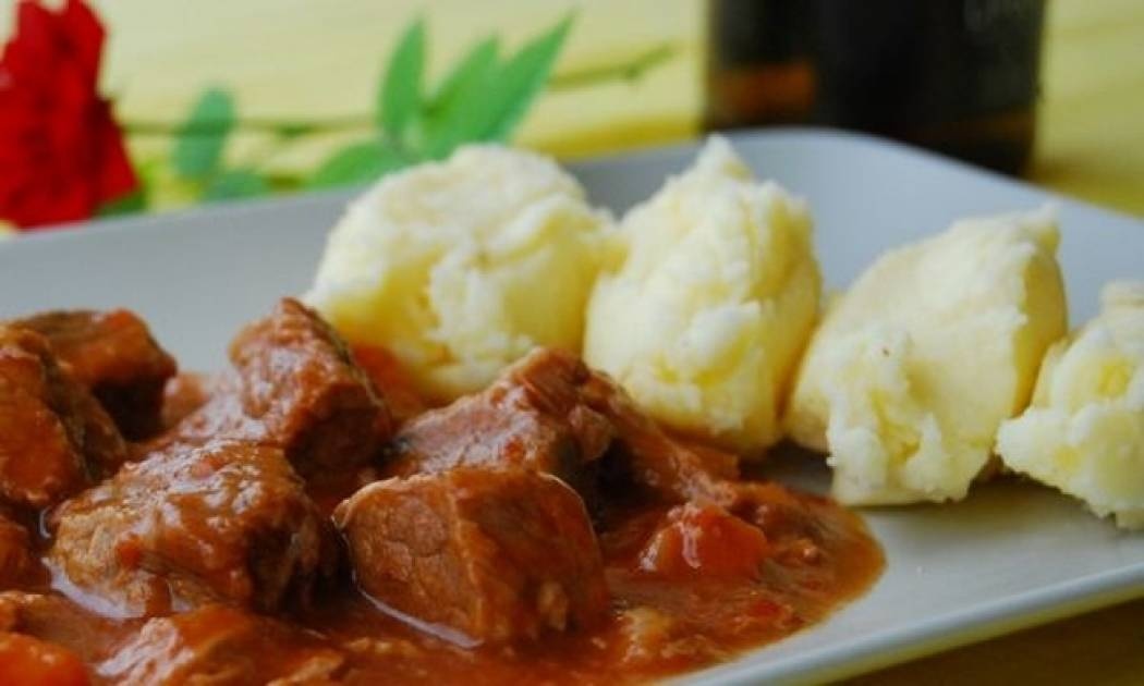 Μοσχαράκι κοκκινιστό: Τρυφερό και νόστιμο, όπως της γιαγιάς!