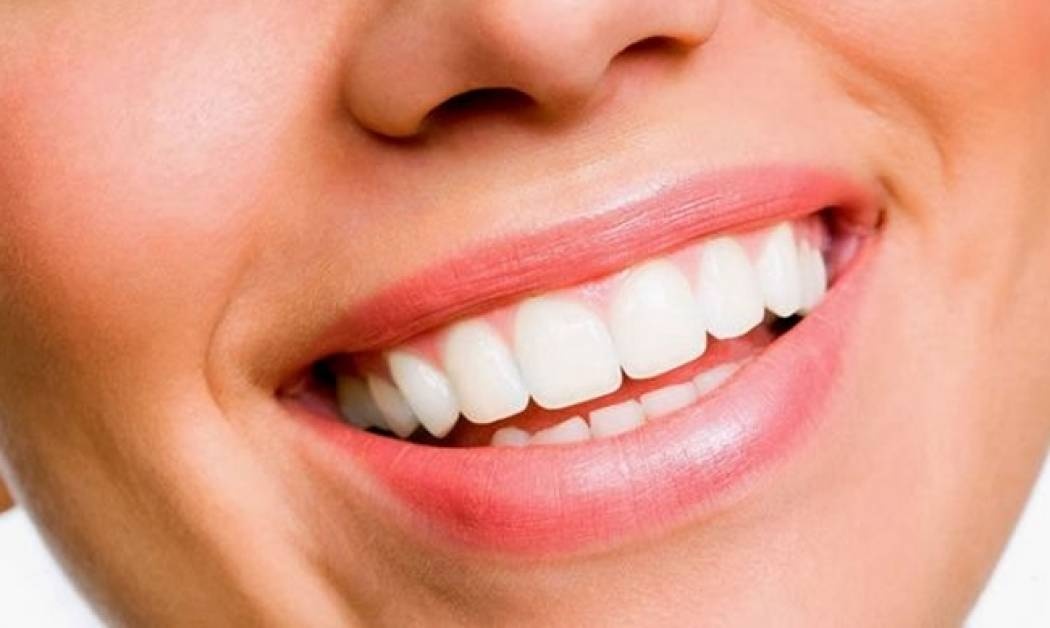 Αυτό είναι το κόλπο για αστραφτερό χαμόγελο!