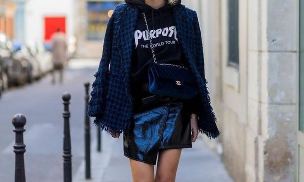 Trend alert: Η μίνι φούστα που δεν αποχωρίζονται όλα τα street style icons και πού θα τη βρεις