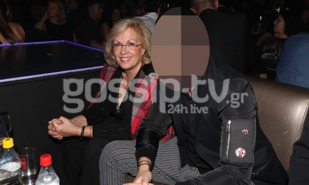 Νυχτερινή έξοδος με τη μητέρα του