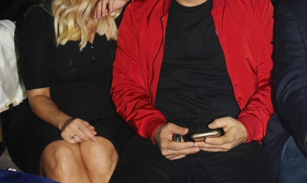 Μία εγκυμονούσα στα μπουζούκια!