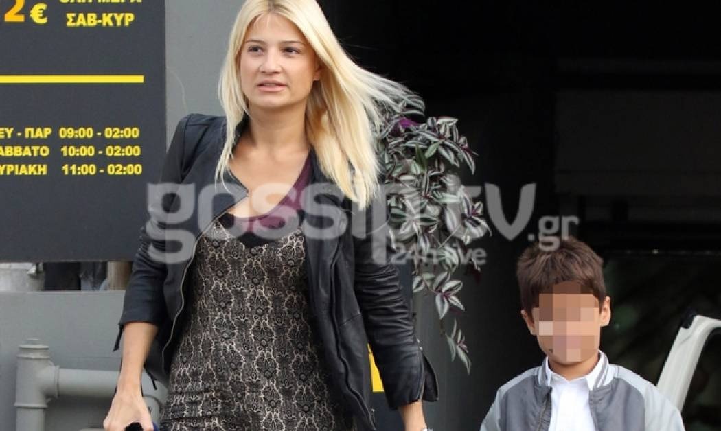 Σκορδά: Στην Γλυφάδα με τον γιο της λίγο πριν την ανακοίνωση του διαζυγίου
