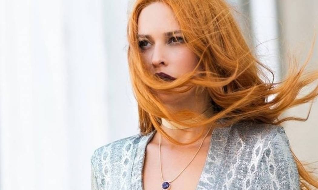 Take a look! Η Σίσσυ Χρηστίδου με εφαρμοστή φούστα και crop top