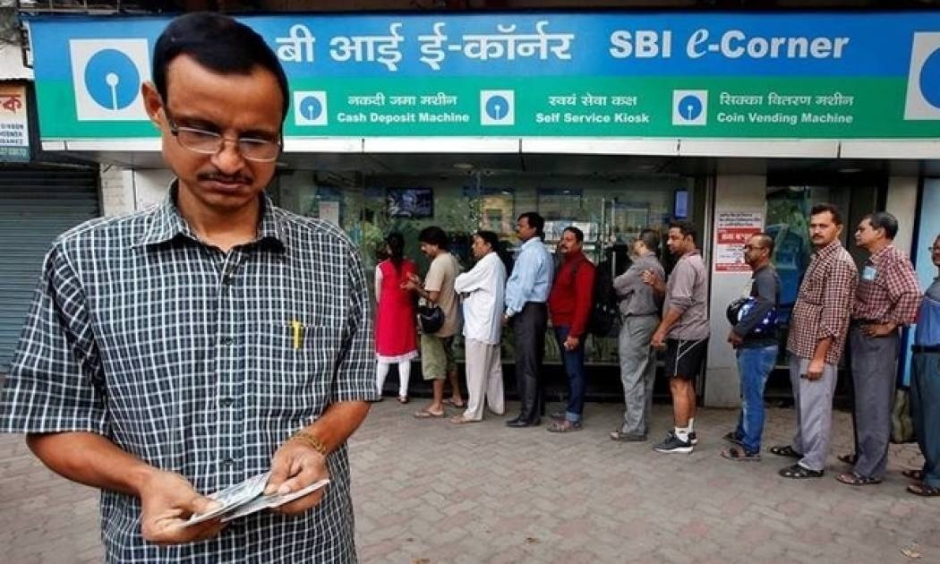 Γιατί οι τράπεζες στην Ινδία ξέμειναν από μετρητά (pics)