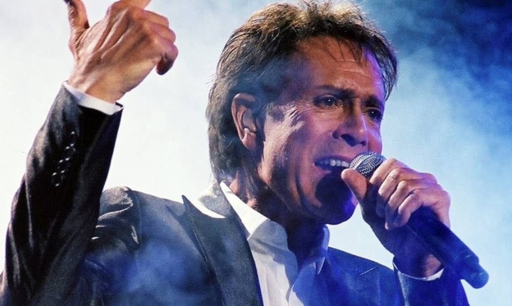 Ο σερ Κλιφ Ρίτσαρντ το έριξε στο πλέξιμο