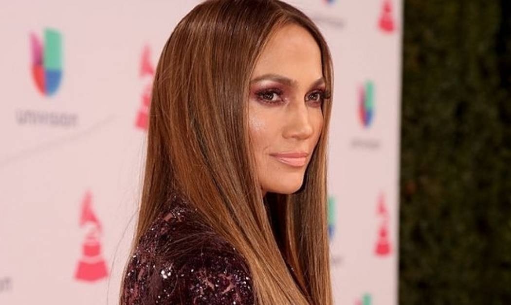 3 outfits σε μια βραδιά: Η Jennifer Lopez μας θυμίζει τι σημαίνει θηλυκότητα