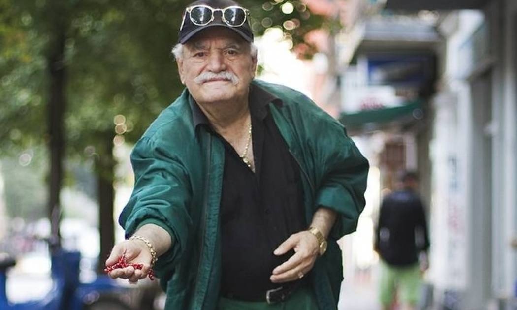 Ο στυλάτος ράφτης που κάθε μέρα πάει στη δουλειά του με άλλο κουστούμι