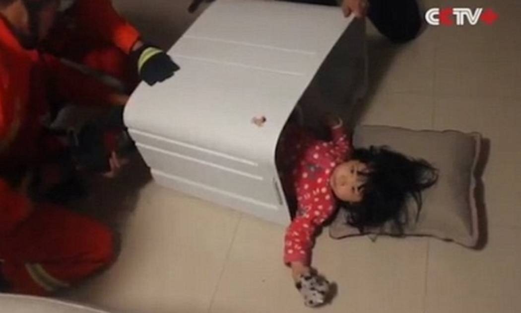 To δίχρονο Κινεζάκι που παγιδεύτηκε σε... κάδο πλυντηρίου (video)