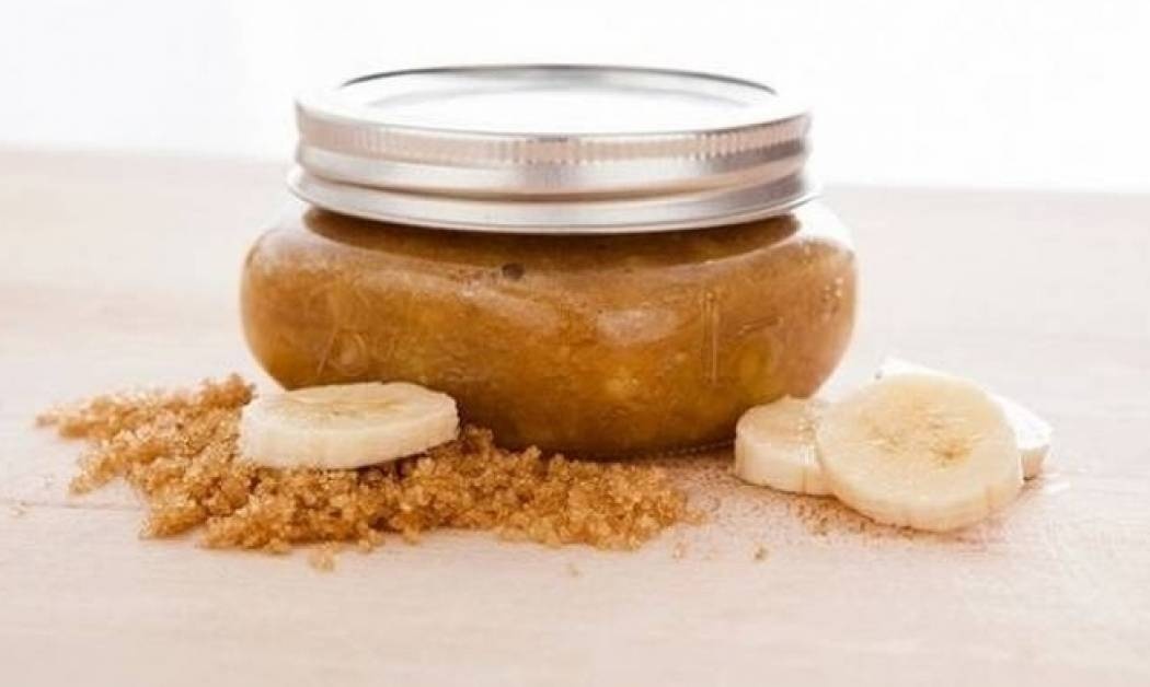 Σπιτικό scrub με μπανάνα και μαύρη ζάχαρη για λεία και λαμπερή επιδερμίδα