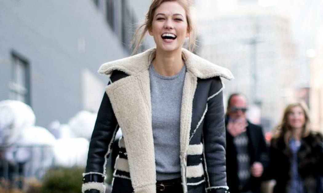 Do it like Karlie: Το πιο κομψό τζάκετ θα το βρεις στη ντουλάπα... του μπαμπά σου!