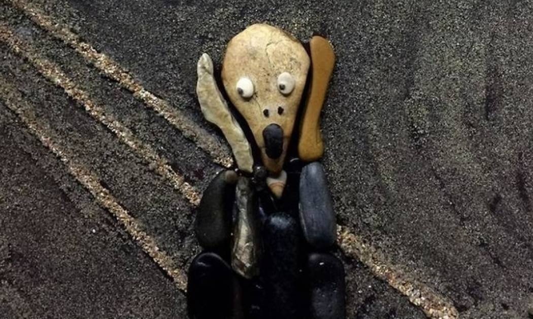 Δημιουργώντας τέχνη από τις πέτρες που βρίσκει στην παραλία