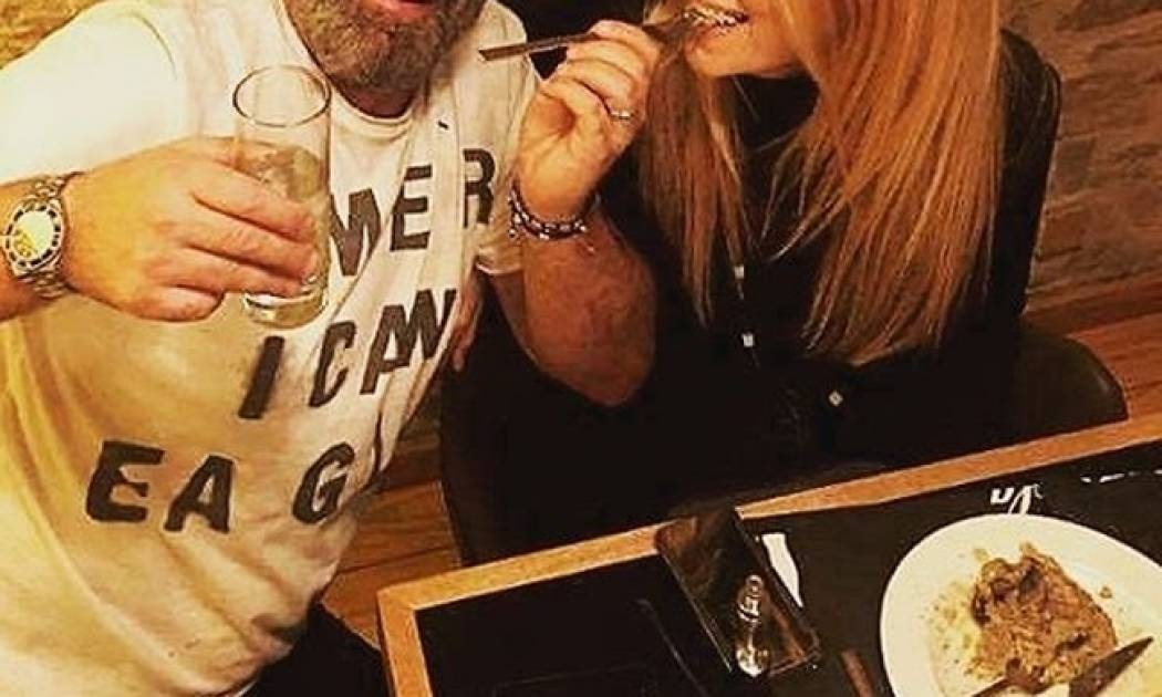 Ζευγάρι παρουσιαστών το έριξε στα τσίπουρα