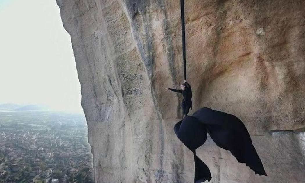 Η Κατερίνα Σολδάτου χορεύει στον αέρα των Μετεώρων (vid)